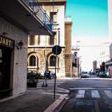 ...ai cui piedi c�� lo �Stuart�, tra i pi� longevi pub di Bari, che nel 1996 prese il posto del bar �La Cremeria�